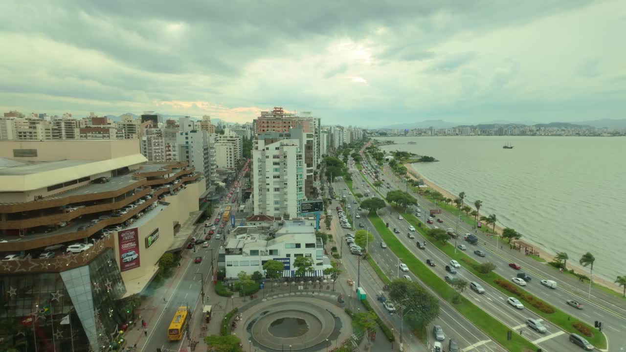 Timelapse dal balcone di un edificio alto sopra la passeggiata e la laguna di Florianópolis, Brasile