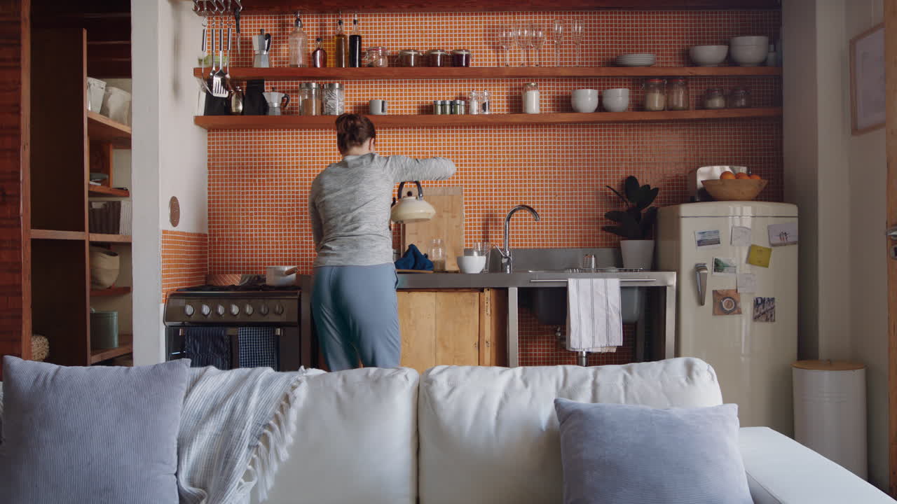 행복한 젊은 여성이 부 ⁇ 에서 춤을 추고 성공적인 라이프 스타일을 축하하고 주말에 집에서 즐거운 승리 춤 축하를 즐기고 있습니다.