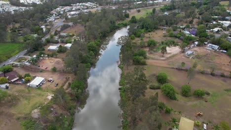 Cielos-Nublados-Que-Se-Reflejan-En-Las-Aguas-Del-Río-Logan-En-Queensland,-Australia