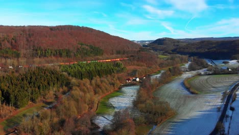 Tren-De-Carga-Viajando-Por-El-Campo