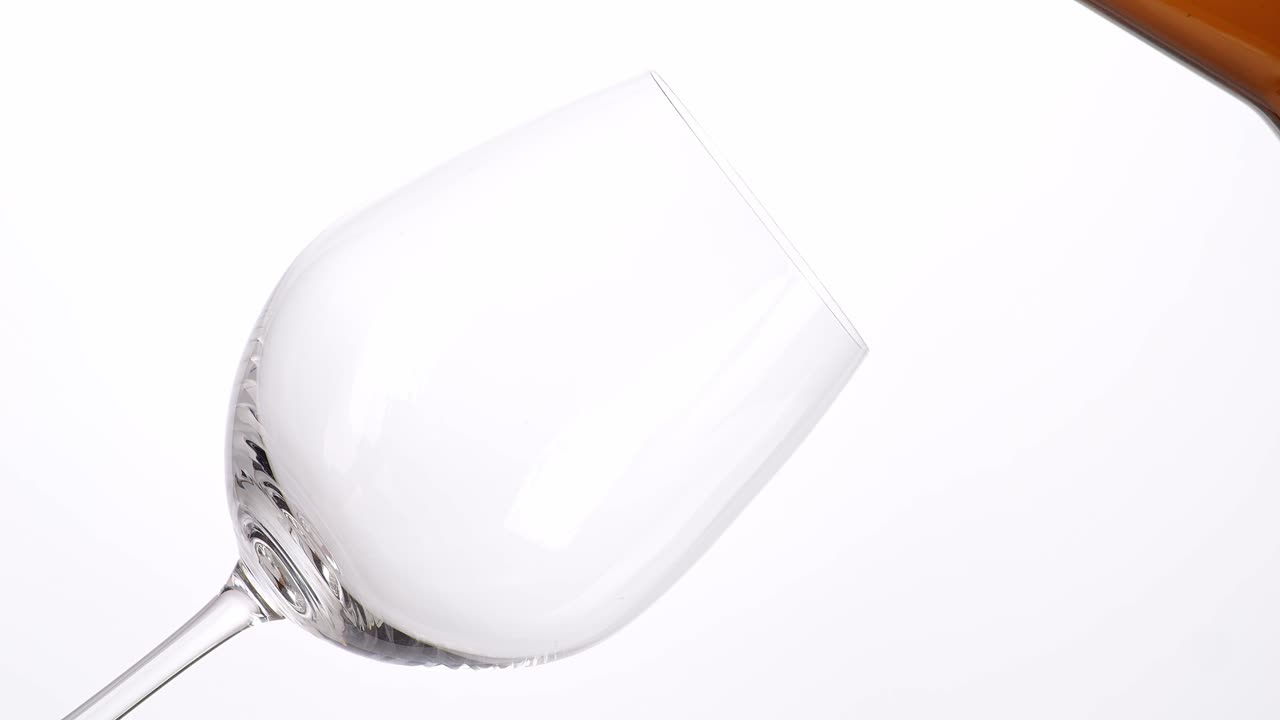 컵에 맥주를 부는 것