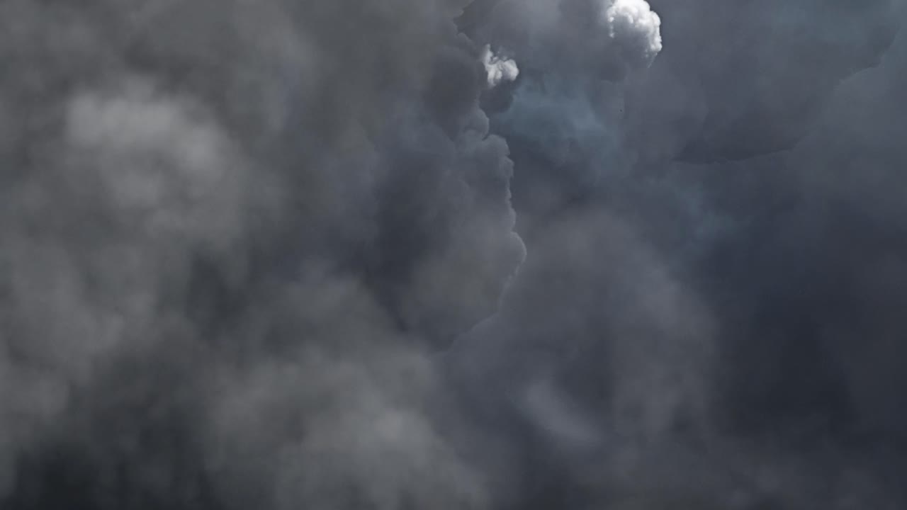 relámpagos brillantes tormentas eléctricas brillan desde la nube