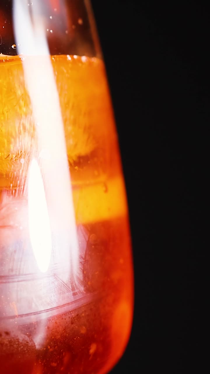 Primo piano di Aperol Spritz con cubetti di ghiaccio