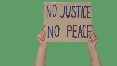 "노 저스티스 노 피스 (no justice, no peace) 라는 문구가 새겨져 있는 시위 포스터: ""인권의 자유를 위한 운동""을 묘사하는 배경, 포스터를 들고 있는 여성의 손, 녹색 화면, 크로마 키, 클로즈업, 느린 동작"