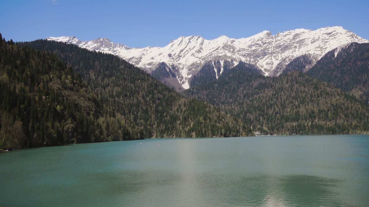 paisaje montañoso de lagos con picos cubiertos de nieve