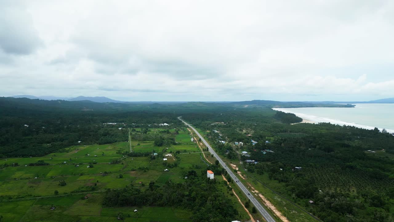 세마탄 해변의 아름다운 드론 뷰, 두 개의 작은 섬과 파란 바다, 사라와크, 보르네오.