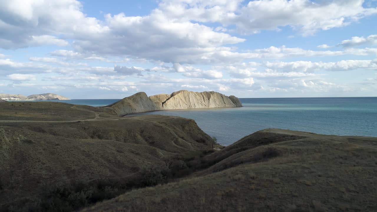 paisaje costero con acantilados y vista al océano