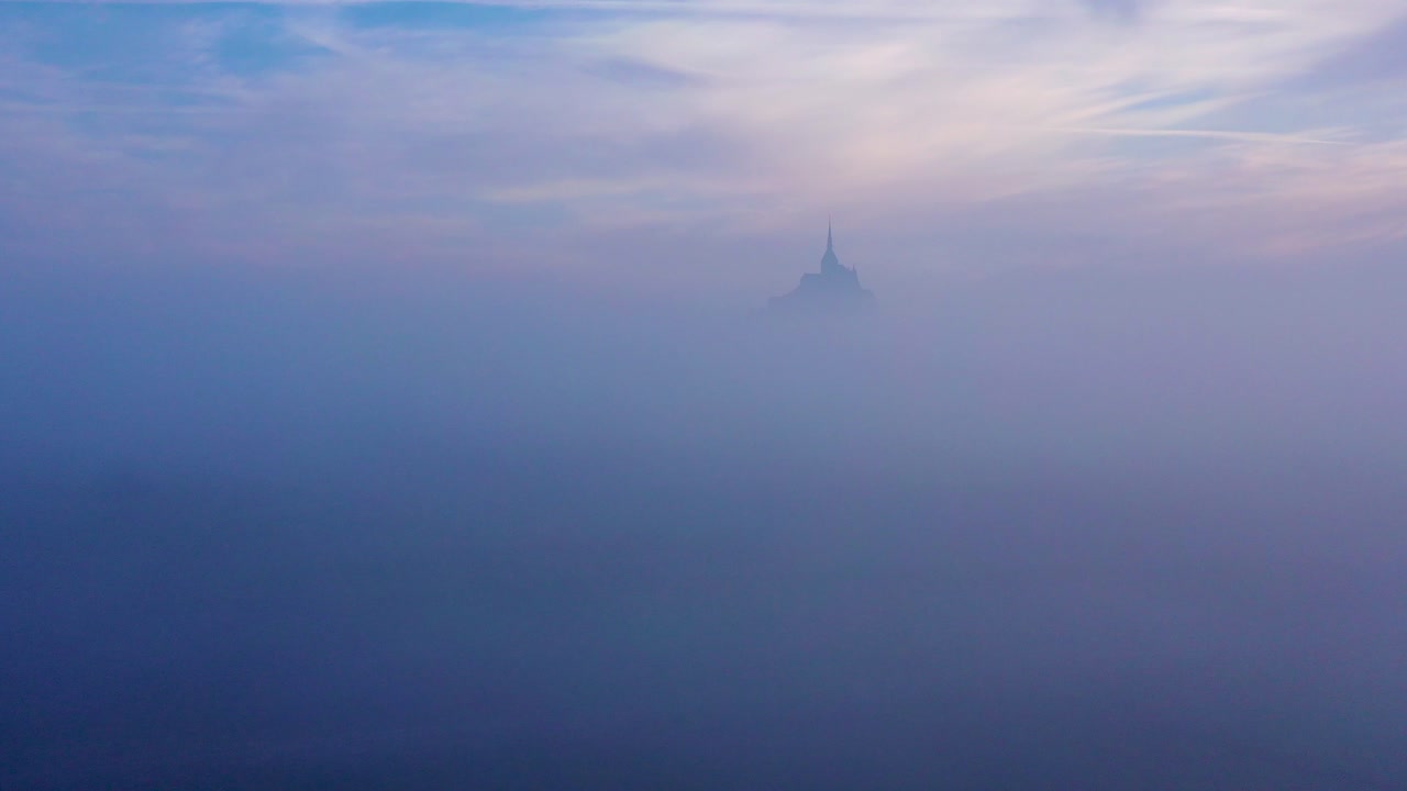 이른 아침에 안개와 안개에서 솟아오르는 몽생미셸 프랑스의 변덕스러운 놀라운 공중
