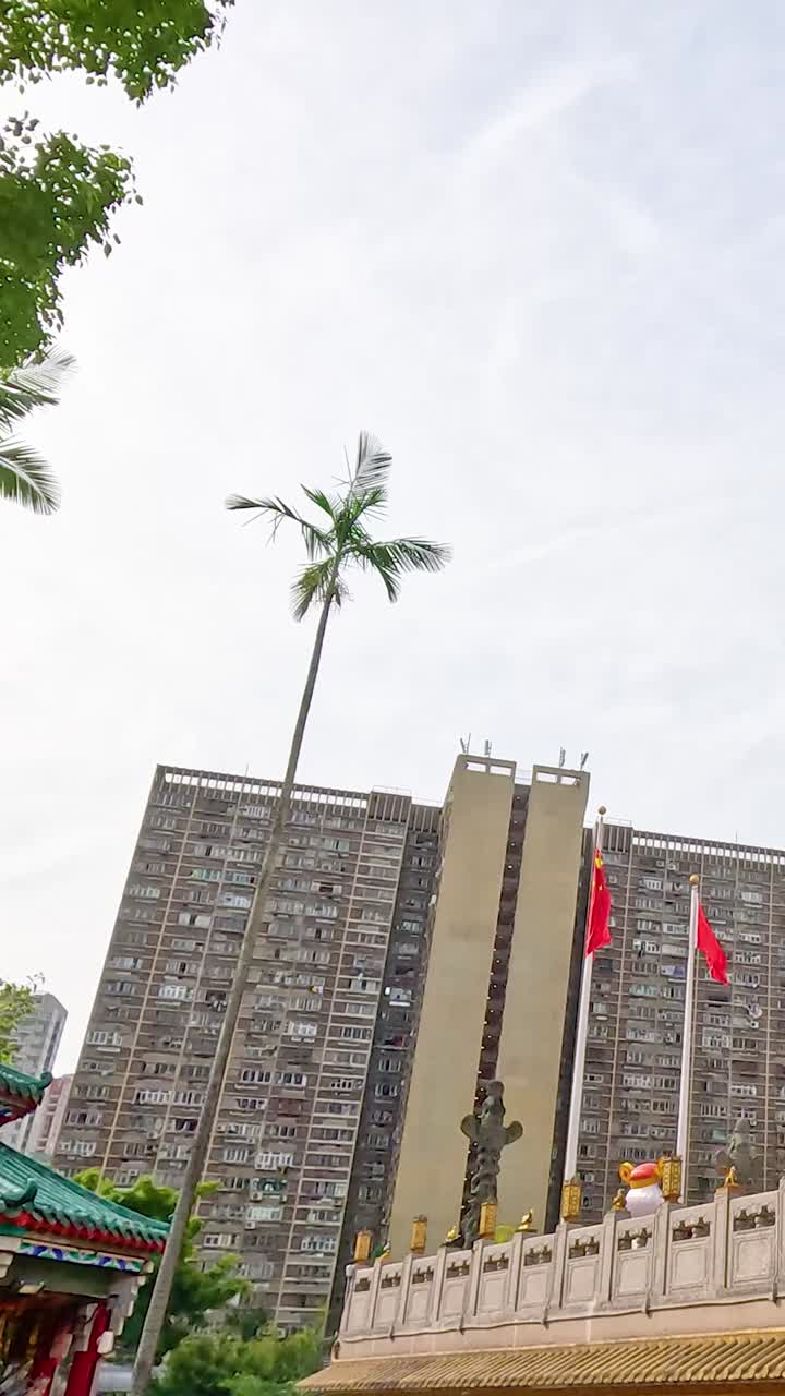 templo y horizonte urbano en hong kong