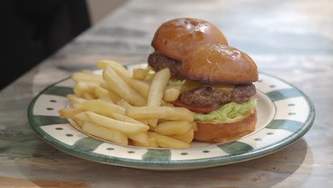 mini hamburguesas y papas fritas