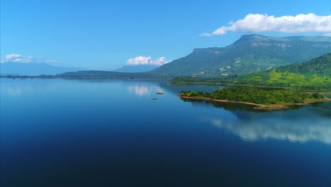 Drone-Cinemático-Selva-Asiática-Lago-Laos-Nam-Ngum-Embalse-Paso-Elevado-Drone