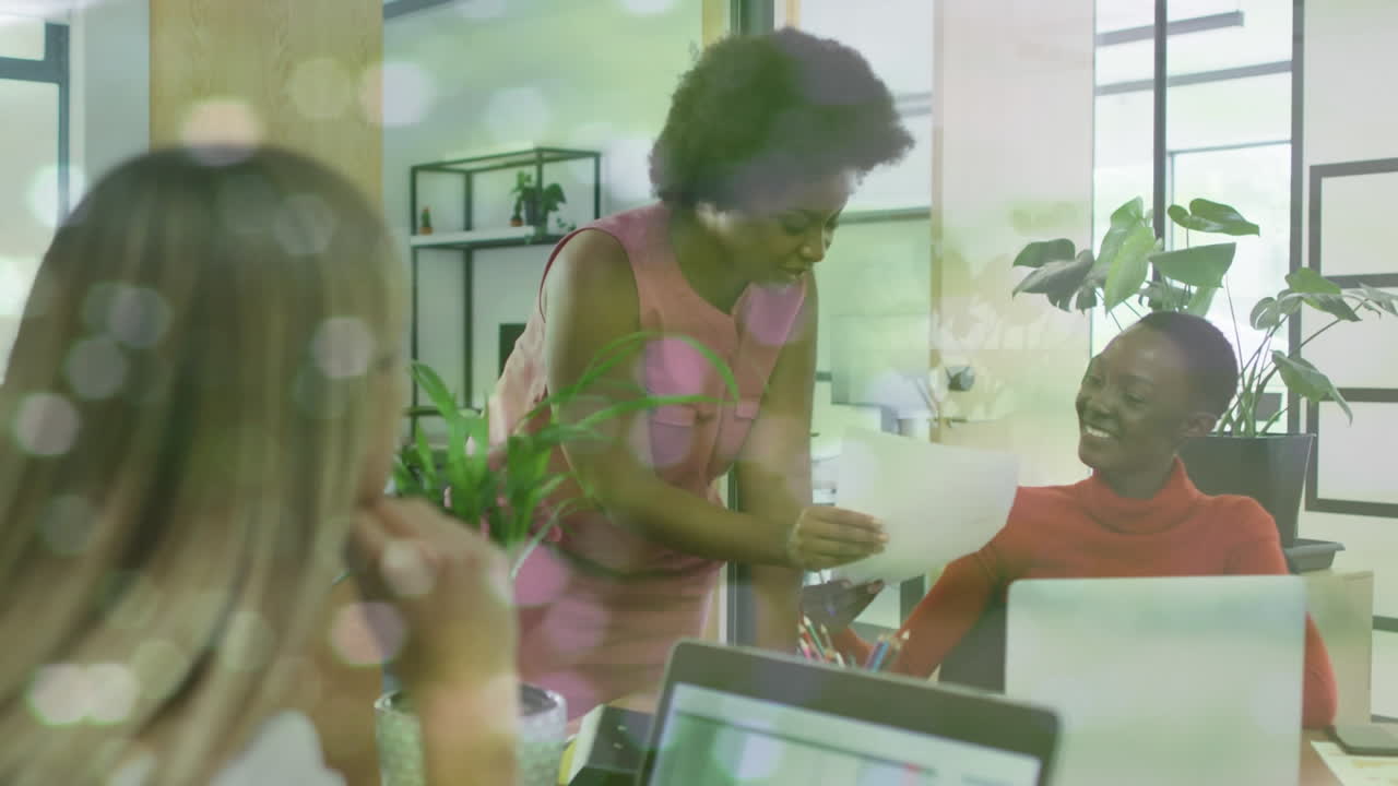 animación de luces bokeh en el río sobre felices mujeres de negocios diversas que trabajan en la oficina