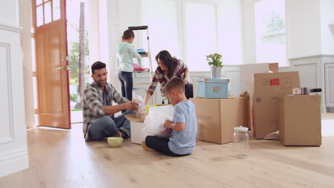 familia hispana mudándose a una nueva casa filmada en r3d