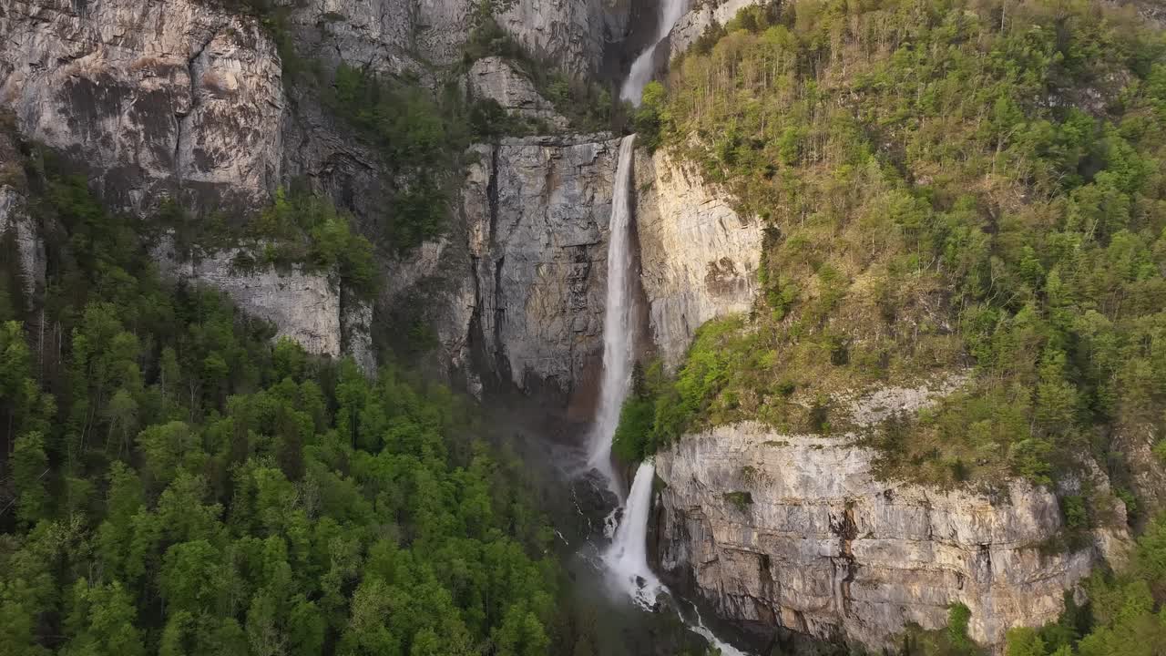 L'acqua scende a cascata dalla scenografica cascata Seerenbachfälle ad Amden Betlis, Svizzera.