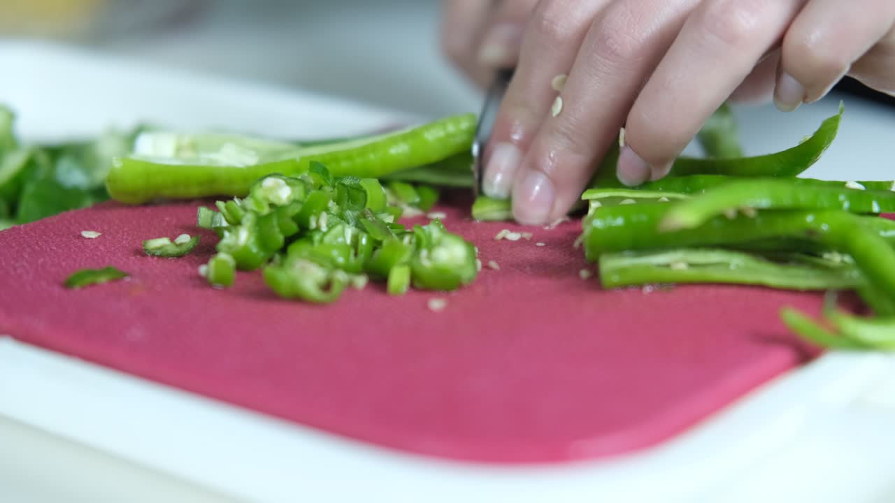 cortar papel en la pizarra rosa
