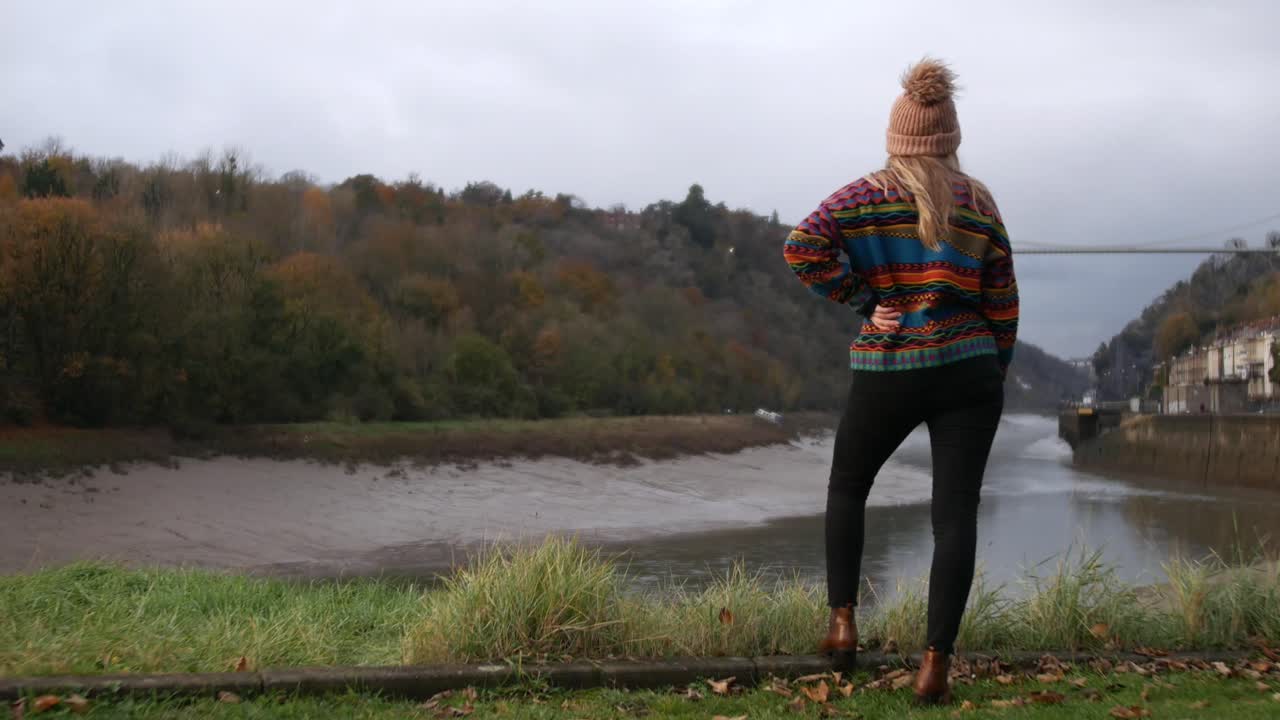 Frau genießt die Aussicht auf die Clifton Suspension Bridge in Bristol, England