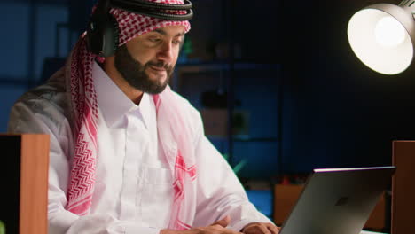 hombre con auriculares envía correos electrónicos
