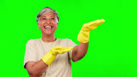 pantalla verde, cara de anciano y gesto de mujer feliz