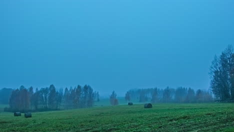 Impresionante-Lapso-De-Tiempo-De-La-Niebla-Moviéndose-A-Través-De-Los-Campos-De-Una-Granja-En-Otoño