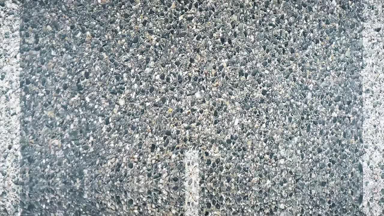 거친 아스팔트 도로 표면의 클로즈업