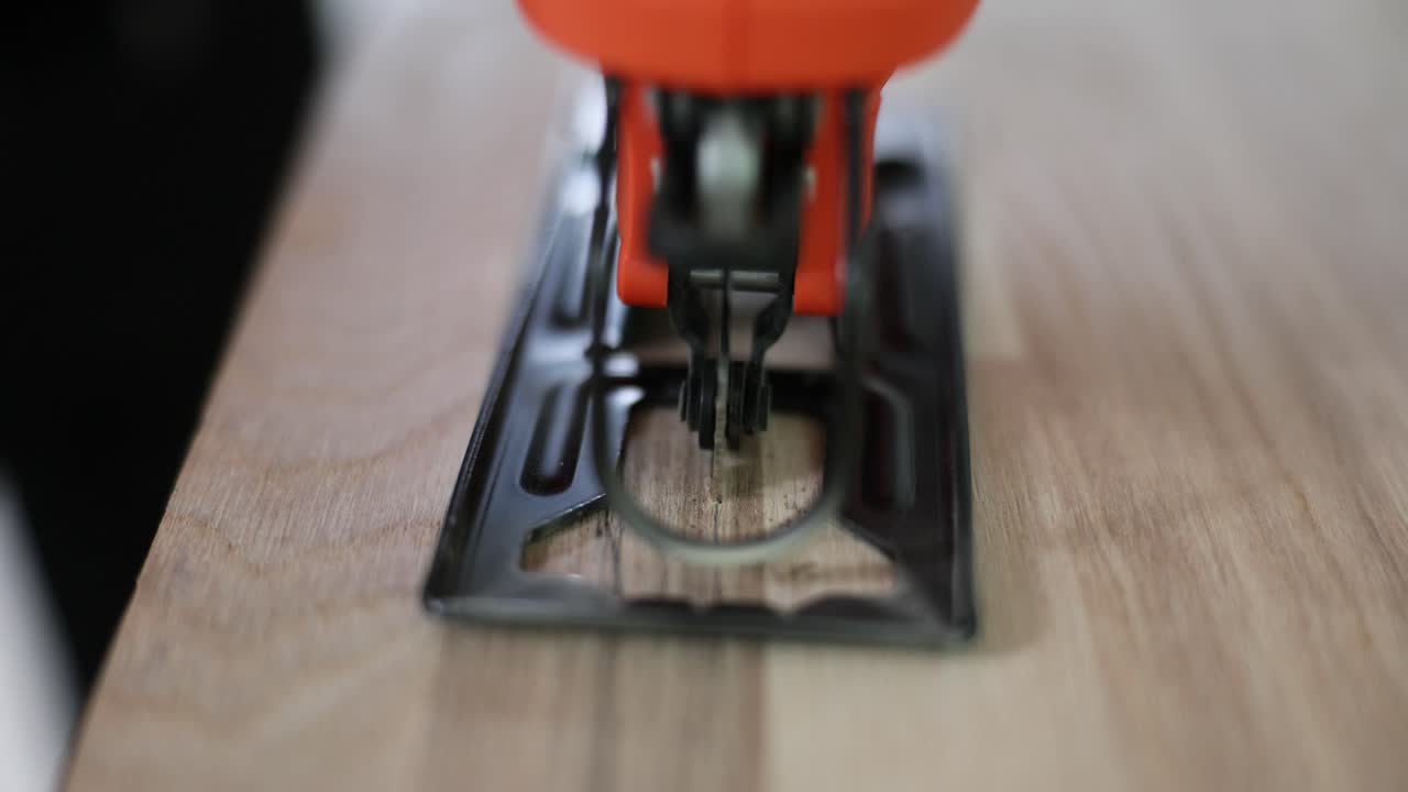 Jigsaw Cutting Wood