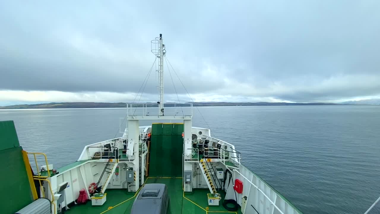 흐린 날 에 스코틀랜드 해역 에서 항해 하는 페리