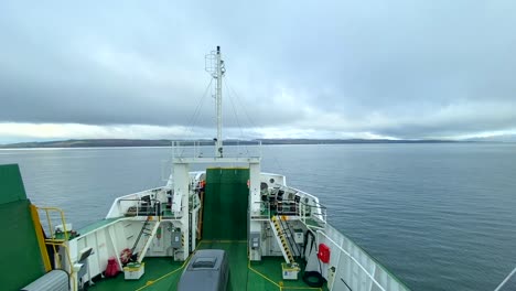 ferry viajando en aguas escocesas en un día nublado