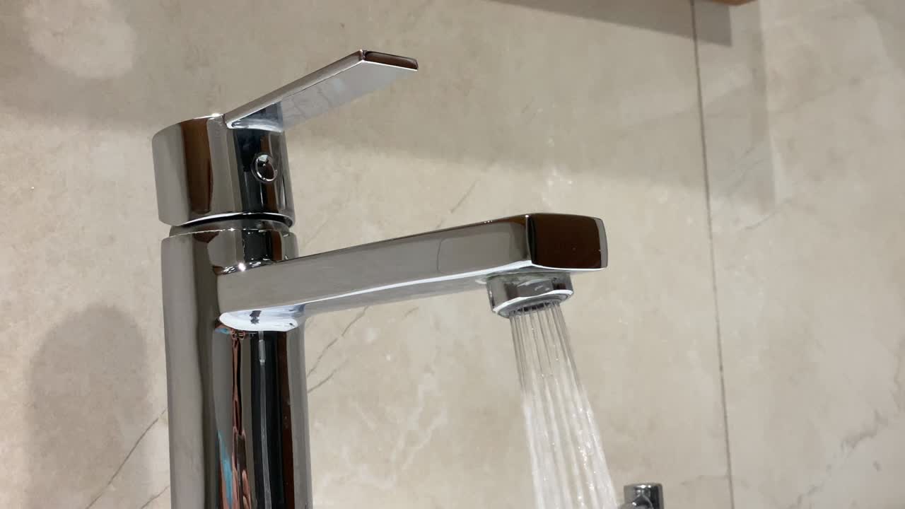 vista aérea del agua que fluye del grifo