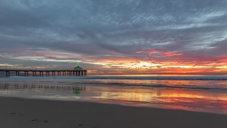 Dramatic-Scenery-Of-Sunset-Clouds-Over-Manhattan-Beach-Pier-In-Southern-California,-USA