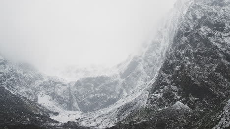 Eine-Neblige,-Verschneite-Aussicht-Mit-Blick-Auf-Einen-Fjord-In-Neuseeland
