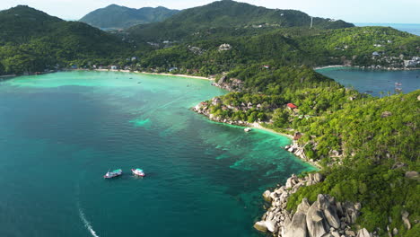 Vista-Aérea-Del-Pintoresco-Paisaje-Marino-De-Ensueño-En-El-Sudeste-Asiático,-Koh-Tao,-Tailandia,-Agua-Prístina-Del-Océano,-Bosque-Verde-Natural-No-Contaminado-Con-Acantilados-Y-Paisajes-Marinos