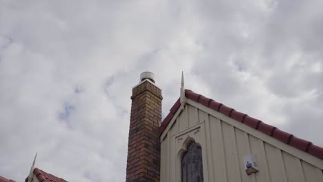 Parte-Superior-De-Un-Edificio-De-Ladrillo-Y-La-Nostalgia-De-La-Chimenea