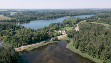 Región-De-Mazury-En-Polonia---Vuelo-De-Drones-Aéreos-Sobrevuelan-La-Región-Histórica-En-El-Norte-Y-Noreste-De-Polonia,-Famosa-Por-Sus-2.000-Lagos,-Parte-Del-Voivodato-De-Warmian-masuria