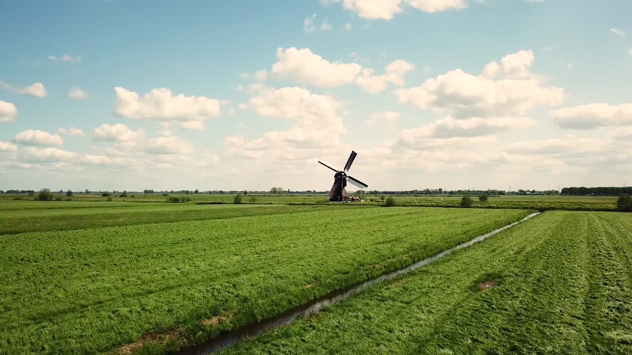 네덜란드 풍경에서 전통적인 풍차 공중 촬영 밀 위를 날아