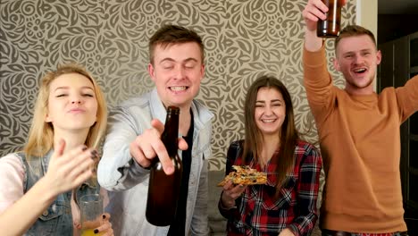 estudiantes felices felicitan a su amigo con el cumpleaños a una cámara