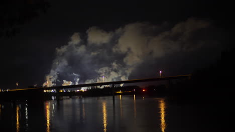 Sägewerk-Am-Fluss-Hinter-Einer-Brücke-Zeitraffer-Rauchige-Nachtszene