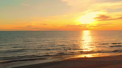 Silhouette-Der-Kiefer-Und-Goldener-Sonnenuntergang-über-Der-Ostsee,-Drohnenaufstieg