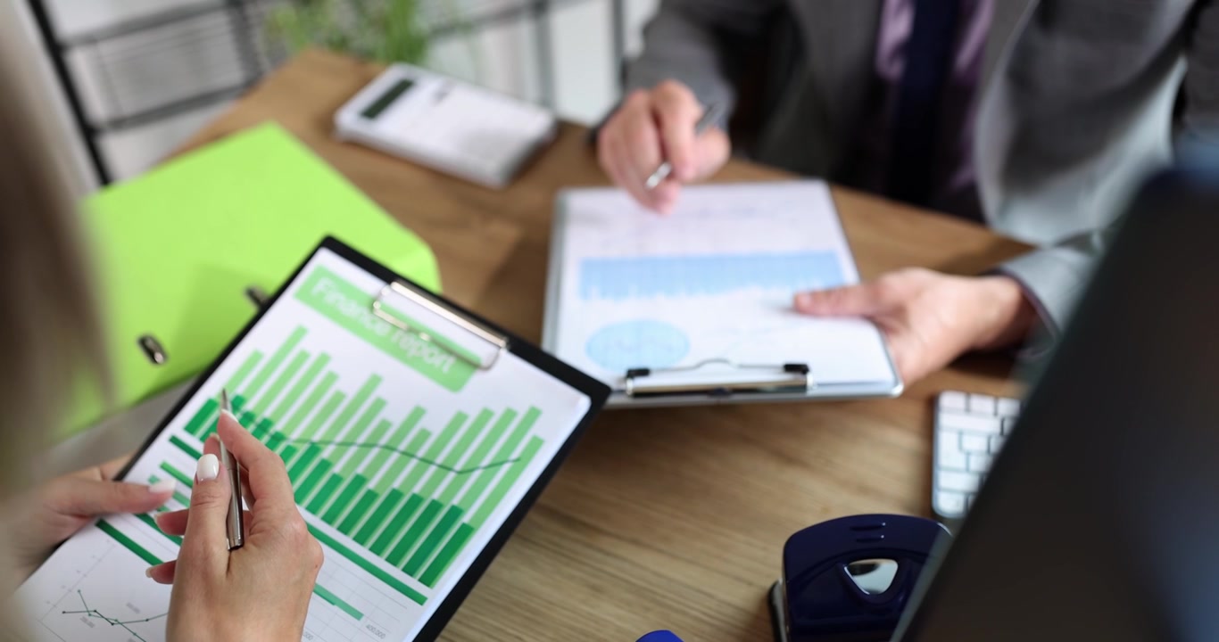 Forretningsfolk ved bordet diskuterer en finansiel rapport