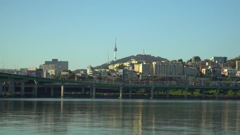 N-Torre-De-Seúl-O-Torre-Namsan-O-Ytn-Sobre-Cielo-Azul-Sin-Nubes-Desde-El-Paseo-Marítimo-Del-Río-Han-En-Otoño,-Yongsan-gu-Corea-Del-Sur