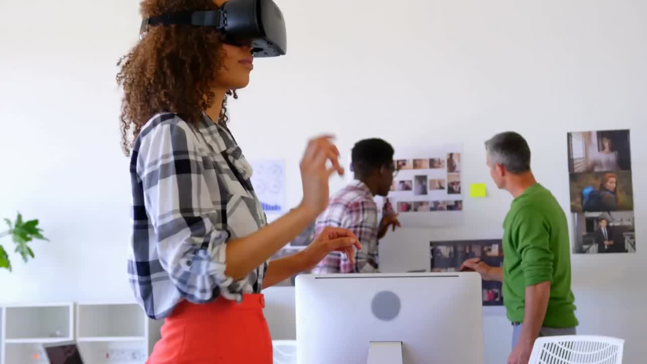 animación de iconos de las redes sociales sobre una mujer de raza mixta con auriculares vr