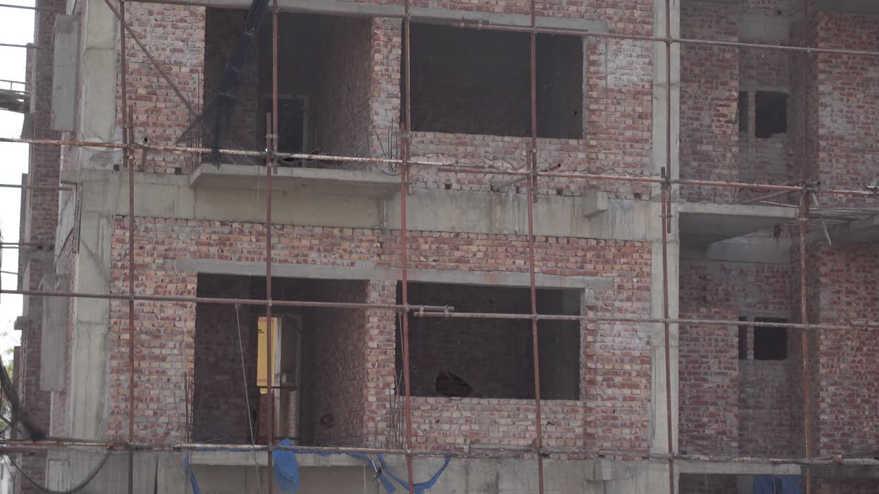 un edificio de ladrillo en construcción con andamios.