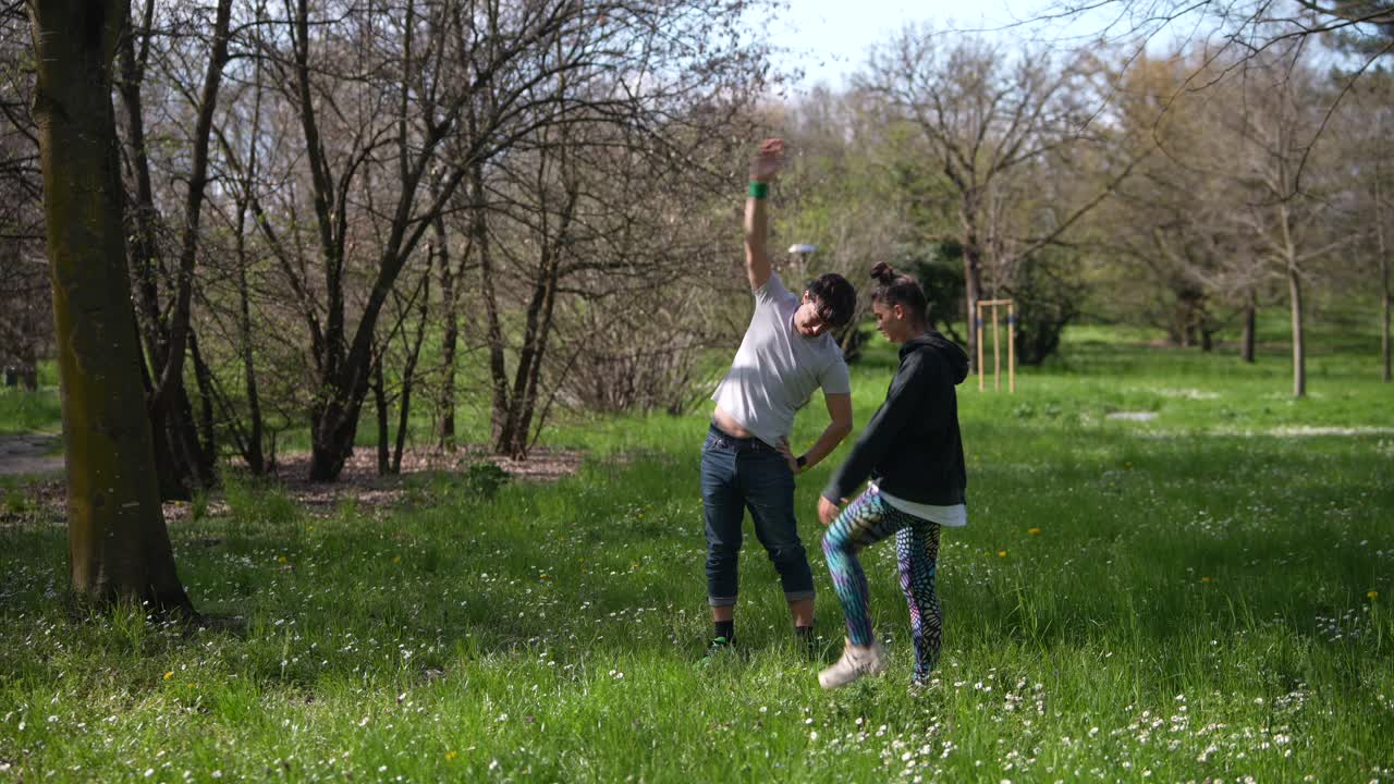 pareja haciendo ejercicio en un parque