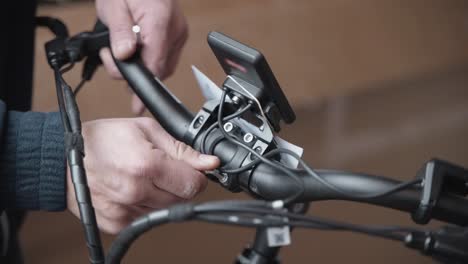 el mecánico de bicicletas ajusta los tornillos del manillar de la bicicleta eléctrica preparándolo para el propietario que acaba de comprar la bicicleta