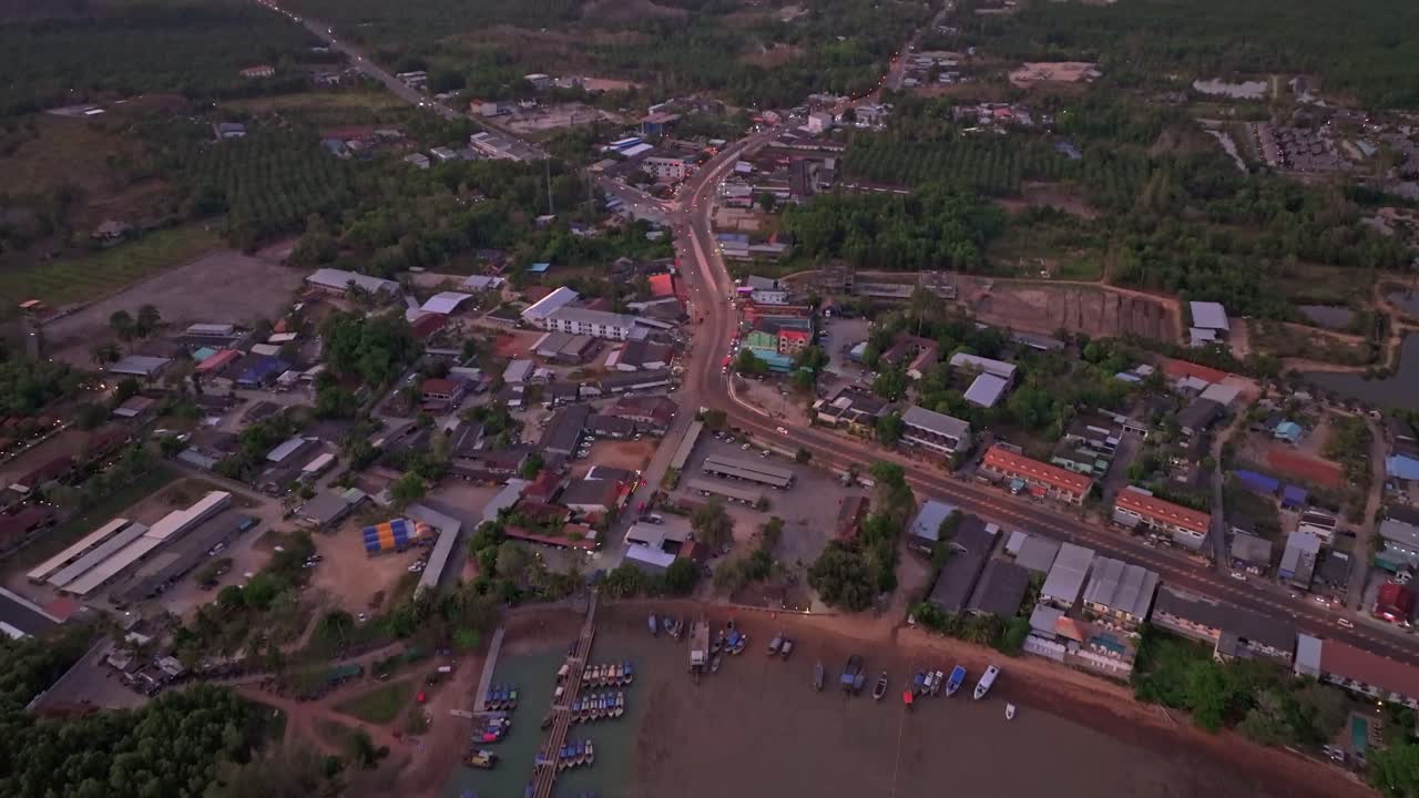 Både sejler forbi kalkstensklipper i tusmørket, Thailand