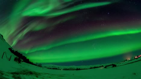 fuerte actividad geomagnética en el sur de islandia que muestra luces del norte verdes, rojas y moradas