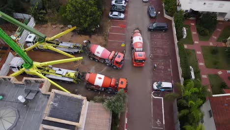 vista aérea de vehículos hormigonera en el sitio de construcción, tel aviv, israel