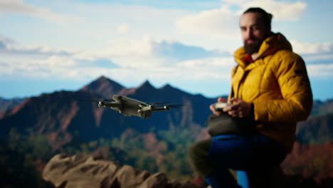 un excursionista influyente se toma un descanso para grabar contenido con su dron