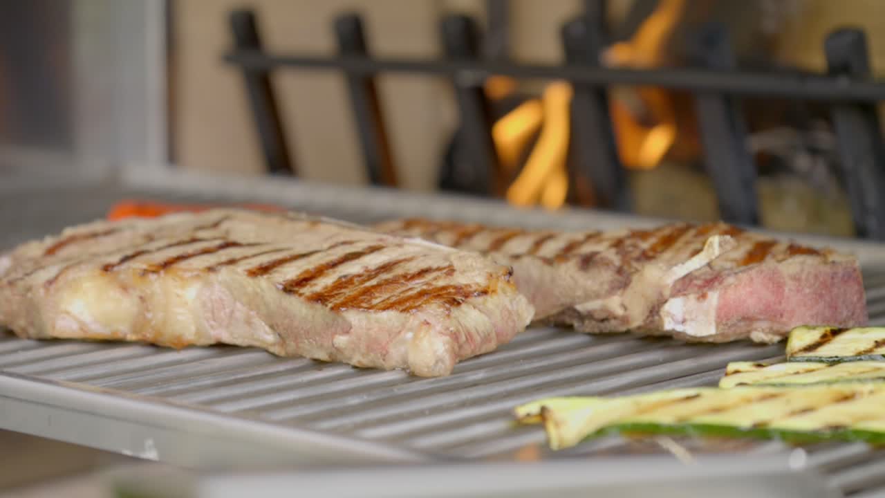 saborosa carne asada colocada en la parrilla