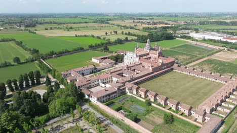 cámara lenta de la certosa di pavia, construida a finales del siglo xiv, tribunales y el claustro del monasterio y santuario en la provincia de pavia