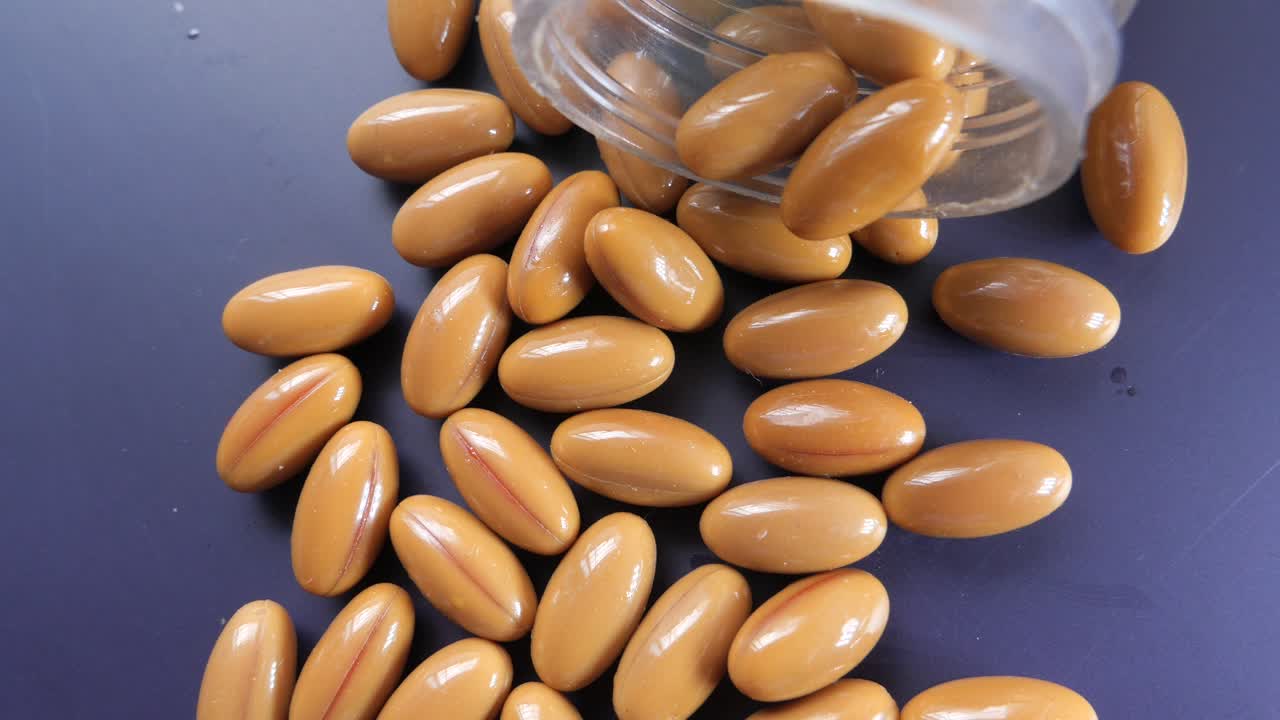 용기에서 흘러내린 갈색